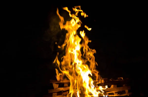 Vlammen stak het vuur, opwarming van de aarde zijn warmte bij koud weer. Regels voor veilig fokken van brand. — Stockfoto