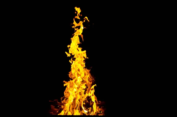 Chamas acenderam o fogo, aquecendo seu calor com o tempo frio. Regras de reprodução segura de fogo . — Fotografia de Stock