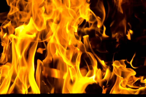 Vlammen stak het vuur, opwarming van de aarde zijn warmte bij koud weer. Regels voor veilig fokken van brand. — Stockfoto
