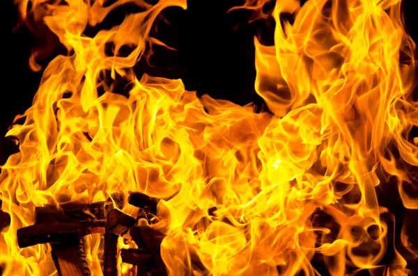 Vlammen stak het vuur, opwarming van de aarde zijn warmte bij koud weer. Regels voor veilig fokken van brand. — Stockfoto
