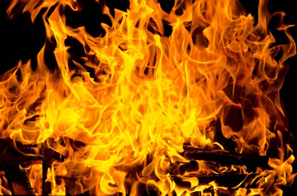 Las llamas encendieron el fuego, calentando su calor en clima frío. Reglas de cría segura de fuego . —  Fotos de Stock