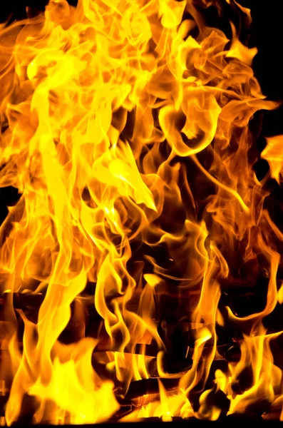 Chamas acenderam o fogo, aquecendo seu calor com o tempo frio. Regras de reprodução segura de fogo . — Fotografia de Stock