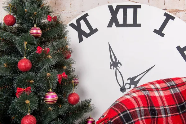 Yeni yıl iç odası. Noel ağacı renkli balonlar ve hediyeler yalan yere ile dekore edilmiştir. Noel ve yeni yıl arka plan.