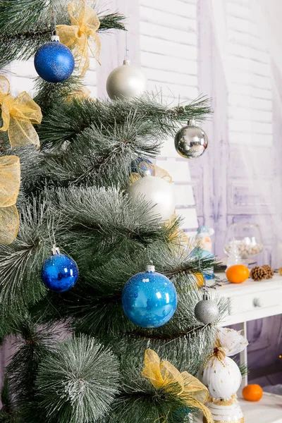 Nový rok interiéru místnosti. Vánoční strom zdobí barevné balónky a dárky leží na podlaze. Vánoce a nový rok pozadí. — Stock fotografie