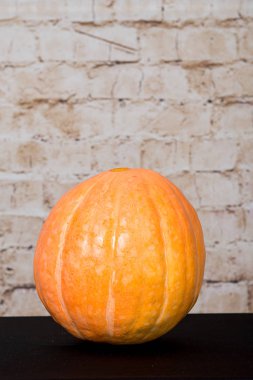 Sonbahar kabak Şükran günü arka plan - ahşap masa üzerinde turuncu kabak. Sonbahar ürün. Cadılar Bayramı için oyulmuş kabak.