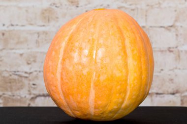 Sonbahar kabak Şükran günü arka plan - ahşap masa üzerinde turuncu kabak. Sonbahar ürün. Cadılar Bayramı için oyulmuş kabak.