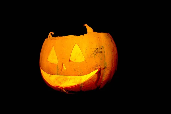 Herbst Kürbis Erntedank Hintergrund - orange Kürbisse über Holztisch. Kürbis auf schwarzem Hintergrund. Herbstprodukt. geschnitzter Kürbis zu Halloween. — Stockfoto