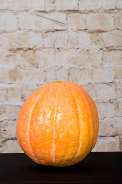 Jesienią Pumpkin Dziękczynienia tło - pomarańczowe dynie na drewnianym stole. Jesienne produktu. Rzeźbione dyni na Halloween. — Zdjęcie stockowe