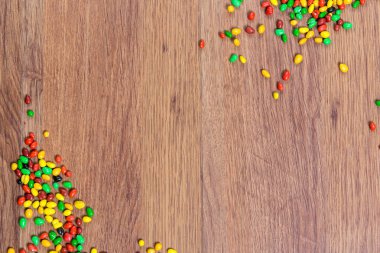 Ahşap masa dağınık renkli şeker.