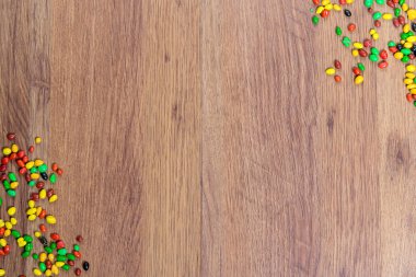 Ahşap masa dağınık renkli şeker.