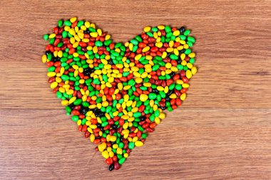 Renkli şeker kalp kaplı. Aşk St. valetina günü Bildirgesi.