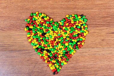 Renkli şeker kalp kaplı. Aşk St. valetina günü Bildirgesi.