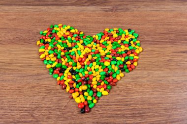 Renkli şeker kalp kaplı. Aşk St. valetina günü Bildirgesi.