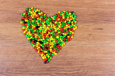 Renkli şeker kalp kaplı. Aşk St. valetina günü Bildirgesi.