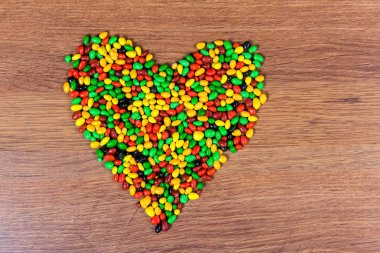 Renkli şeker kalp kaplı. Aşk St. valetina günü Bildirgesi.