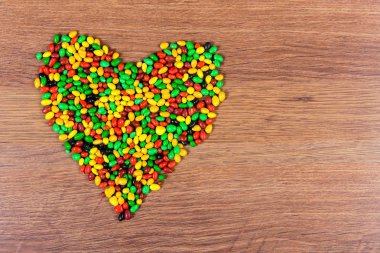 Renkli şeker kalp kaplı. Aşk St. valetina günü Bildirgesi.