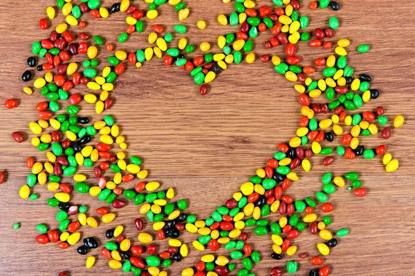 Doces coloridos coração alinhado. Declaração de amor no dia de São Valetina . — Fotografia de Stock