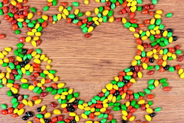Doces coloridos coração alinhado. Declaração de amor no dia de São Valetina . — Fotografia de Stock