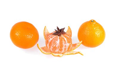 Taze sulu parlak mandarin anason ve beyaz zemin üzerine vanilya çubukları ile dekore edilmiş.