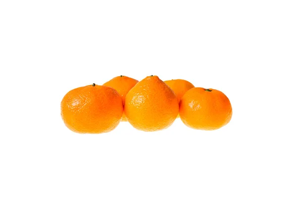 Frische saftige Mandarinen in strahlendem Weiß - Vitamindiät. — Stockfoto