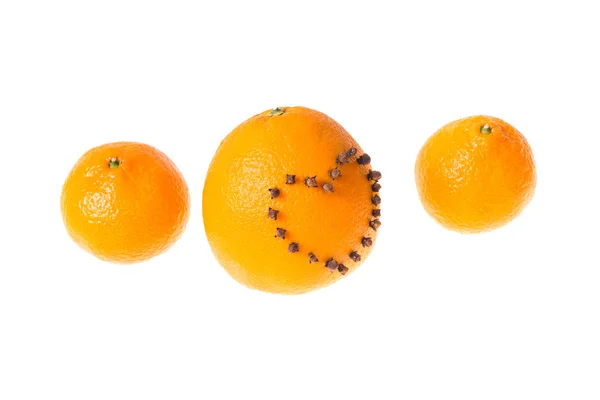 Taze sulu parlak mandalina ve turuncu bir kalp o ile dekore edilmiş — Stok fotoğraf