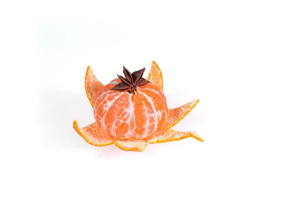 Mandarina brillante jugosa fresca decorada con palos de anís y vainilla sobre un fondo blanco . —  Fotos de Stock