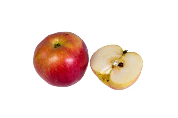 Úplně zralé, šťavnaté jablko a půl na bílém pozadí. Vitami — Stock fotografie
