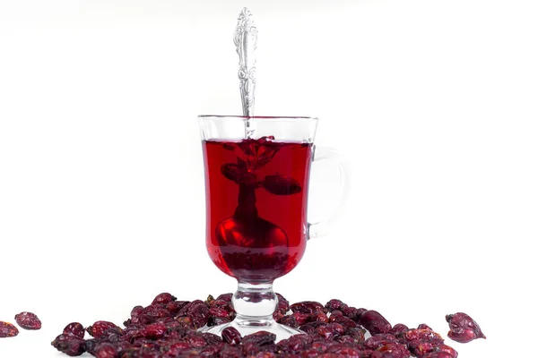 Bir bardak sıcak Uzvara rose hips ve çilek dağılmış. Soğuk algınlığı ve gribi ile mücadele için etkili yöntemler.