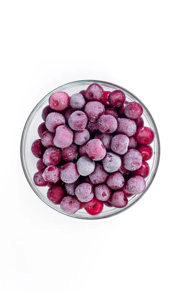 Placa congelada de cerezas rojas dulces maduras sobre un fondo blanco. Cosecha de bayas para el invierno . — Foto de Stock