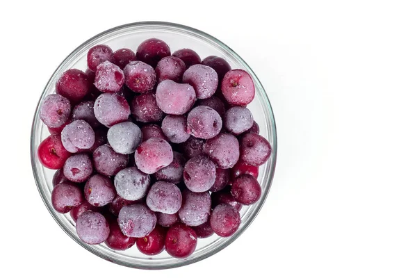 Placa congelada de cerezas rojas dulces maduras sobre un fondo blanco. Cosecha de bayas para el invierno . — Foto de Stock