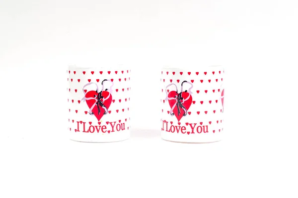 Twee kopjes koffie met een verklaring van de liefde op een witte achtergrond. — Stockfoto