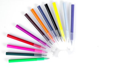 Renkli işaretleri ortaya konulan kavanoz güneş ışınları gibi boya ile yakın. Beyaz arka plan üzerinde ileti örneği.