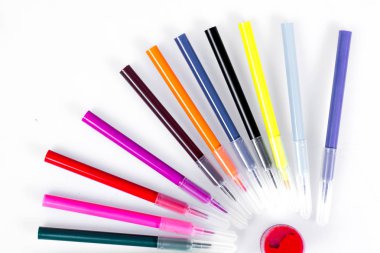 Renkli işaretleri ortaya konulan kavanoz güneş ışınları gibi boya ile yakın. Beyaz arka plan üzerinde ileti örneği.