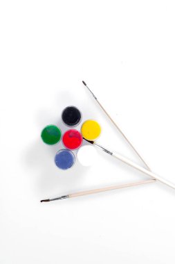 Bir çiçek şeklinde kavanoz renkli guaj ve beyaz bir arka plan üzerine çizmek için fırça ile düzenlendiği.