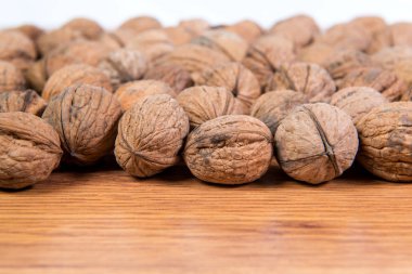 Çok dağınık ceviz yakın çekim. Yararlı bir ürün.