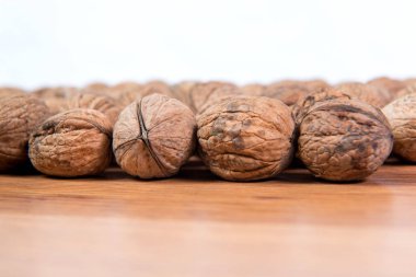 Çok dağınık ceviz yakın çekim. Yararlı bir ürün.