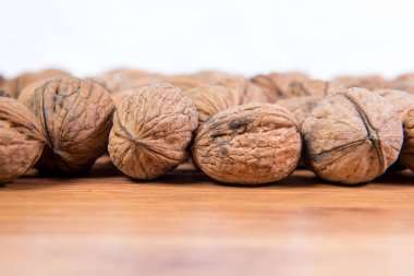 Çok dağınık ceviz yakın çekim. Yararlı bir ürün.