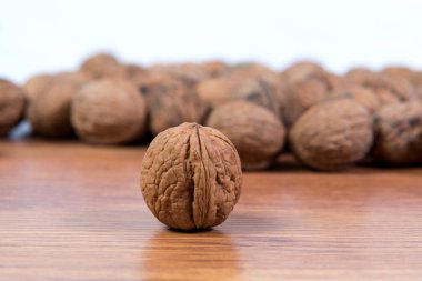 Çok dağınık ceviz yakın çekim. Yararlı bir ürün.