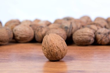 Çok dağınık ceviz yakın çekim. Yararlı bir ürün.