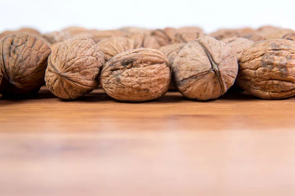 Çok dağınık ceviz yakın çekim. Yararlı bir ürün.