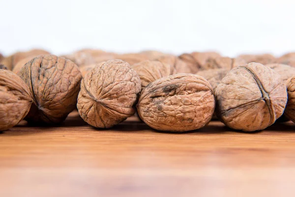 Çok dağınık ceviz yakın çekim. Yararlı bir ürün.