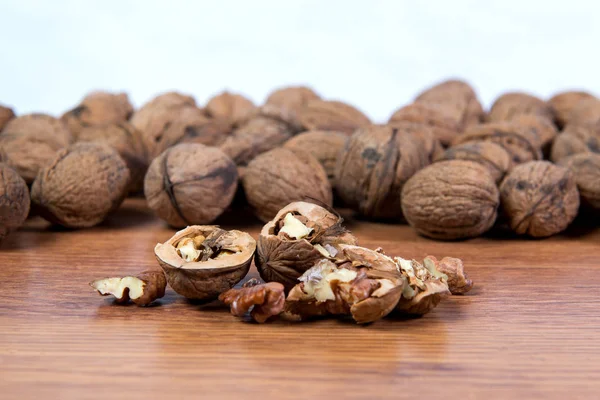 Çok dağınık ceviz yakın çekim. Yararlı bir ürün.