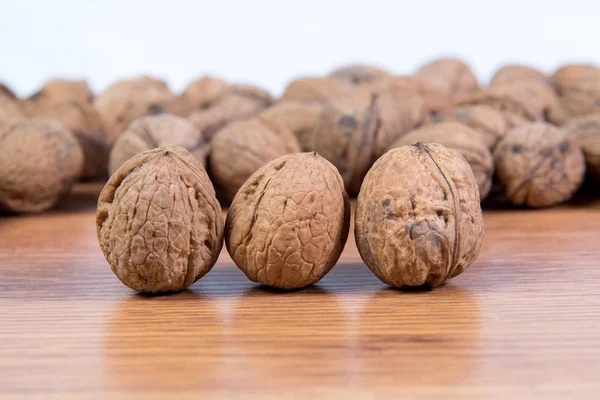 Çok dağınık ceviz yakın çekim. Yararlı bir ürün.