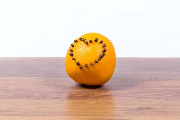 Orazhevy maduro, suculento, doce, cor-de-laranja Coração de feijões de cravo em forma de coração - o Dia de um Valentim de surpresa . — Fotografia de Stock