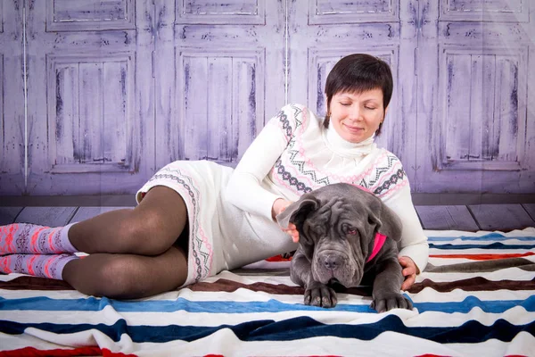 Chica Atractiva Posando Estudio Con Cachorros Raza Mastiff Neapolitana Fotos De Stock Sin Royalties Gratis