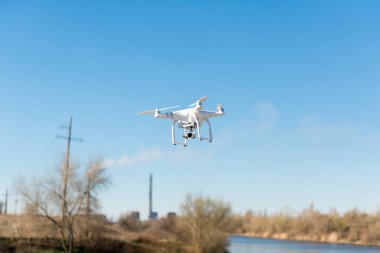 Digital fotoğraf makinesi ile uçan Uav uçağı helikopter. Hexacopter dron gökyüzü üzerinde yüksek çözünürlüklü dijital kamera ile. Uçak üzerinde stratejik tesis ısı Karakolu'na uçar..