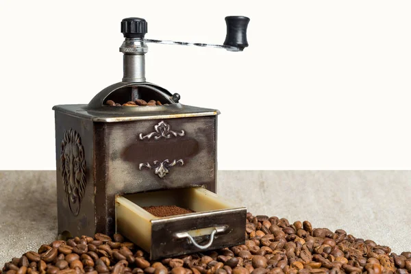 Νεκρή φύση με κόκκους καφέ και παλιός μύλος καφέ στο φόντο ξύλινη — Φωτογραφία Αρχείου