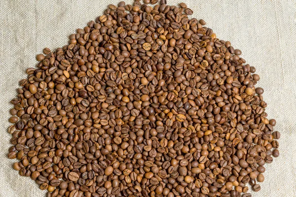 Utspillt korn av doftande kaffe närbild. — Stockfoto