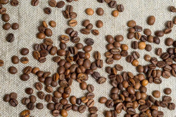 Gemorste korrels van geurige koffie close-up. — Stockfoto