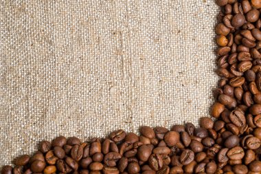 Hoş kokulu kahve yakın çekim dökülen taneleri. Fotoğraf çerçevesi, arka plan.